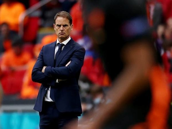 Frank de Boer resmi meletakkan jabatannya sebagai pelatih Timnas Belanda menyusul kegagalan di Euro 2020 / via Getty Images
