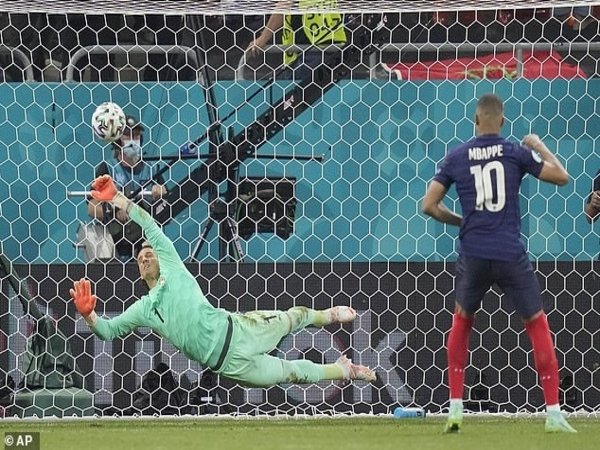 Hugo Lloris enggan menyalahkan Kylian Mbappe usai Prancis keok dari Swiss di babak 16 besar Euro 2020 / via AP Photo