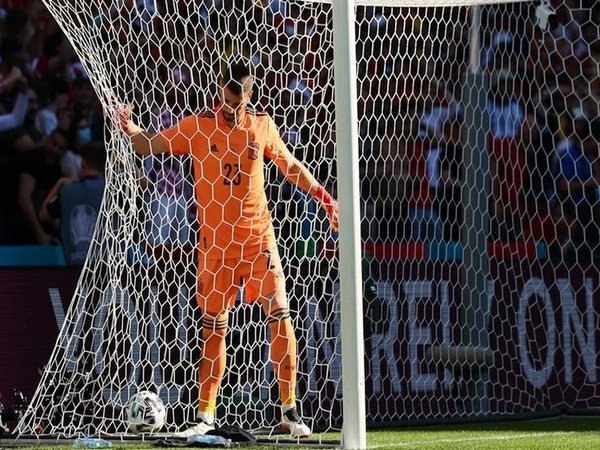 Unai Simon berusaha memungut bola dari gawangnya pasca melakukan blunder di babak 16 besar Euro 2020 antara Spanyol vs Kroasia (28/6) / via Getty Images