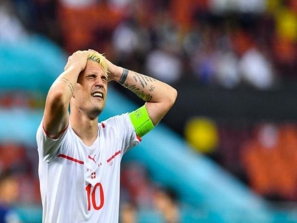 Granit Xhaka nampak begitu emosional usai Swiss mengalahkan Prancis 5-4 di babak adu penalti dan lolos ke perempat final Euro 2020 (29/6) / via Getty Images