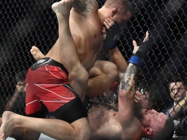 Dustin Poirier ketika melawan Conor McGregor. (Images: Getty Images)