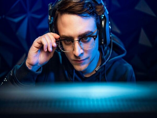 Juara 3 Kali Call of Duty League Clayster Jadi Brand Ambassador Zenni