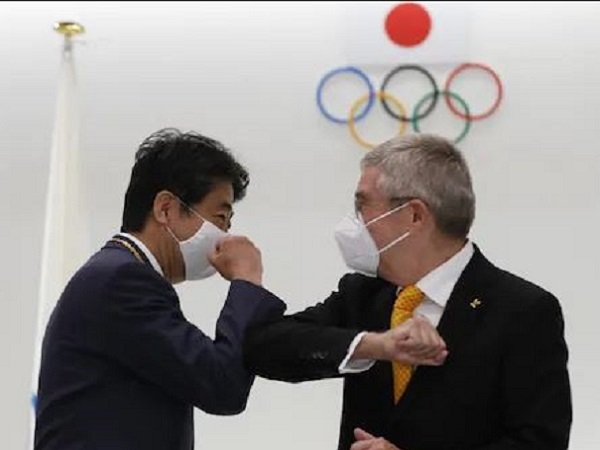 Mantan Perdana Menteri Jepang, Shinzo Abe bersama Presiden IOC.