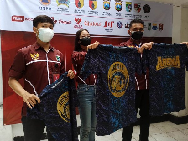 Penyerahan t-shirt Arema FC kepada relawan Covid-19, MBLC