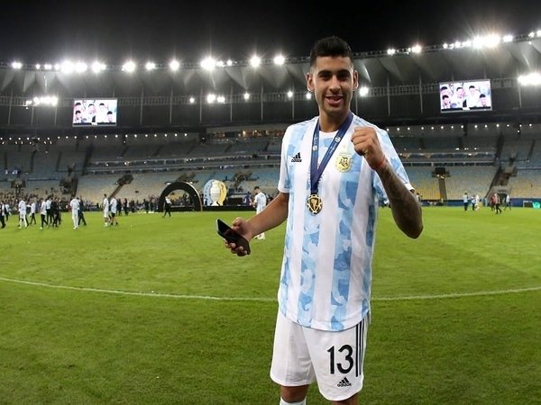 Cristian Romero berselebrasi usai menjadi juara Copa America 2020 bersama Timnas Argentina / via Reuters