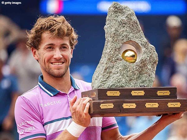 Casper Ruud naik podium juara Swiss Open musim 2021
