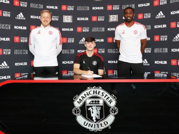 Manchester United beri kontrak baru pada 3 pemain muda mereka