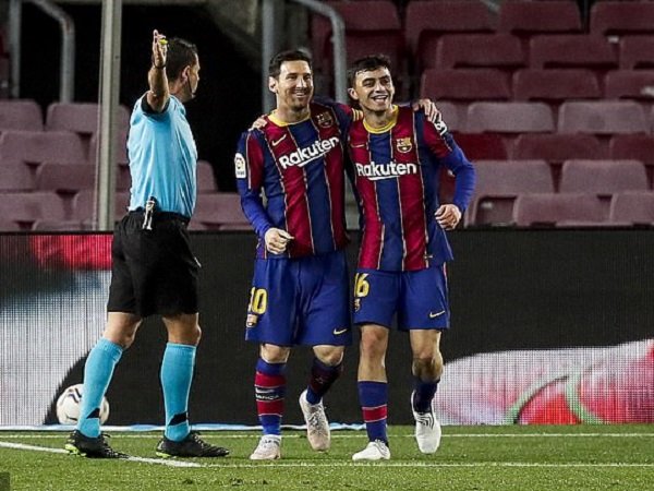 Pedri saat bermain bersama Lionel Messi. (Images: Getty)