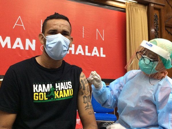 Pemain asing Persebaya Surabaya, Jose Wilkson menjalani vaksinasi dosis pertama