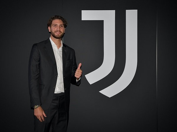Manuel Locatelli resmi menjadi bagian dari Juventus.