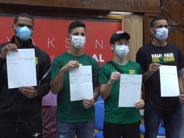 Empat pemain asing Persebaya Surabaya setelah menerima vaksin dosis pertama