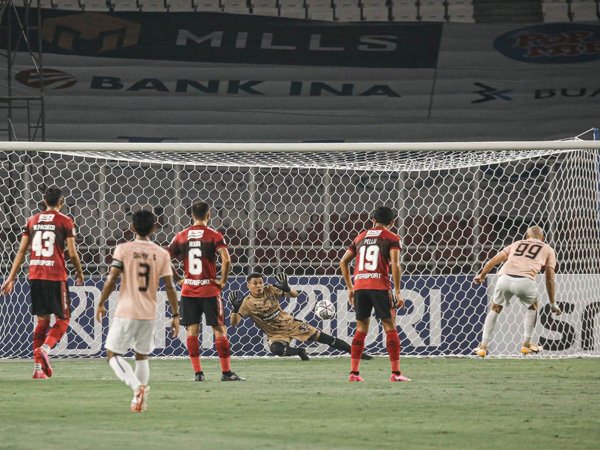 Wawan Hendrawan saat menghentikan penalti pemain Persik Kediri