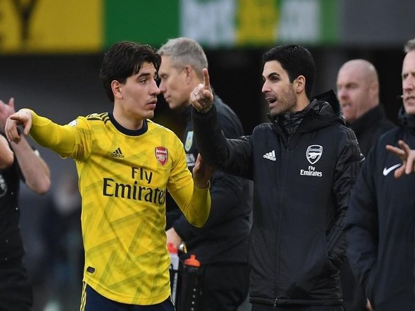Mikel Arteta akhirnya buka suara perihal kepergian Hector Bellerin dari Arsenal musim panas ini / via Getty Images