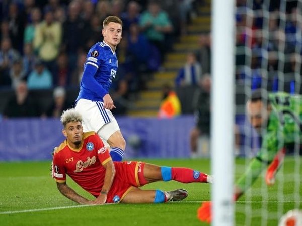 Harvey Barnes sukses mencetak satu gol saat Leicester City bermain imbang 2-2 melawan Napoli di matchday pertama Liga Europa musim ini (17/9) / via Getty Images