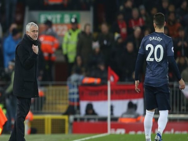 Jose Mourinho dan Diogo Dalot semasa masih bekerja sama di Manchester United beberapa musim silam / via Getty Images