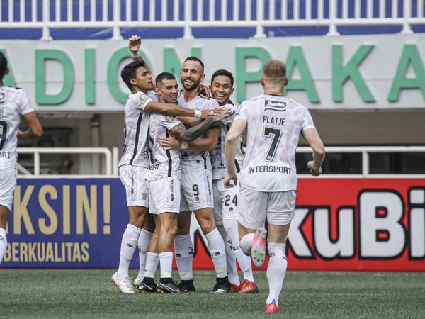 Striker Bali United, Ilija Spasojevic, merayakan gol ke gawang Persita Tangerang
