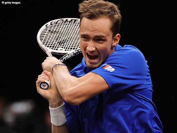 Daniil Medvedev habisi Denis Shapovalov di Laver Cup 2021