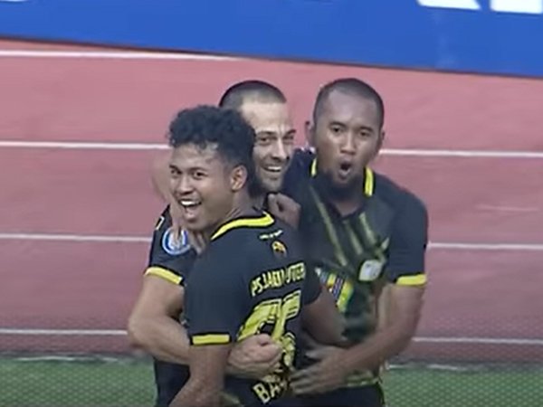 Penyerang Barito Putera, Aleksandar Rakic merayakan gol ke gawang PSM Makassar