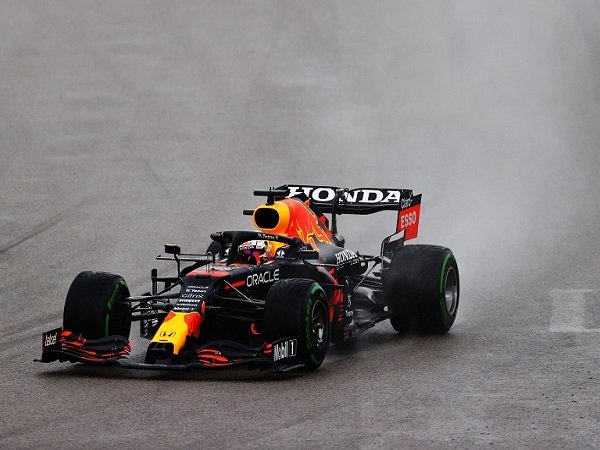 Max Verstappen beruntung bisa dibantu guyuran hujan saat finish kedua di Sochi.
