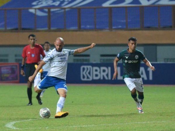 Gelandang Persib, Mohammed Rashid ketika melepaskan tendangan