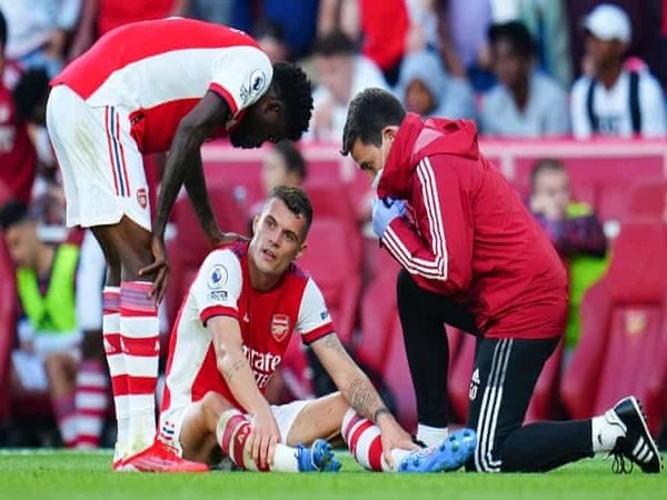 Granit Xhaka dipastikan absen hingga tiga bulan ke depan menyusul cedera lutut serius yang dialaminya di laga Arsenal vs Tottenham Hotspur akhir pekan silam (26/9) / via Getty Images