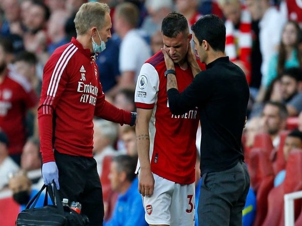 Manajer Arsenal yaitu Mikel Arteta, merasa lega bahwa Granit Xhaka bisa lolos dari cedera yang jauh lebih serius di laga melawan Tottenham akhir pekan lalu (26/9) / via Getty Images