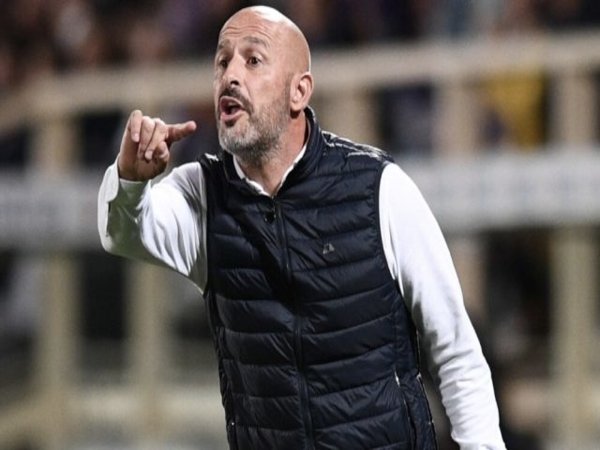 Vincenzo Italiano memberi instruksi kepada anak asuhnya saat Fiorentina keok 1-2 dari Napoli di giornata ketujuh Serie A tadi malam (3/10) / via AFP