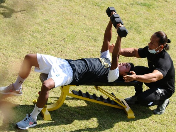 Latihan fisik Arema FC didampingi Iwan Samurai