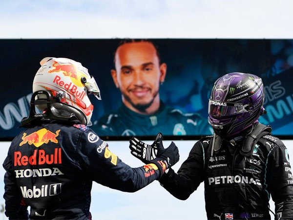Max Verstappen dan Lewis Hamilton