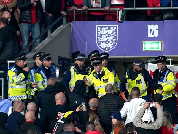 Suporter Hungaria Bentrok dengan Polisi Inggris di dalam Wembley
