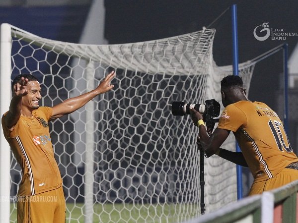 Dua pemain Bhayangkara FC ketika merayakan gol