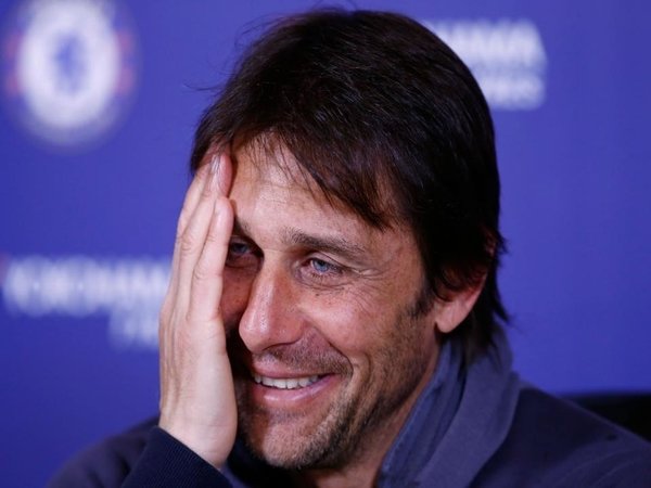 Gary Neville berani mengklaim jika MU tak bakal menunjuk Antonio Conte sebagai manajer tim yang baru / via Getty Images