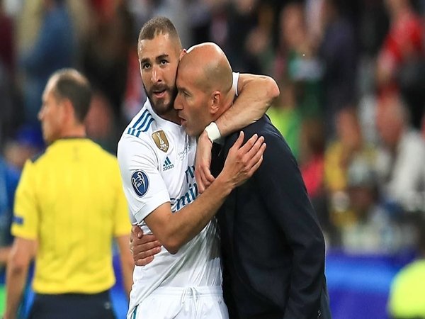 Zinedine Zidane menjagokan Karim Benzema untuk memenangkan Ballon d'Or tahun ini / via AFP