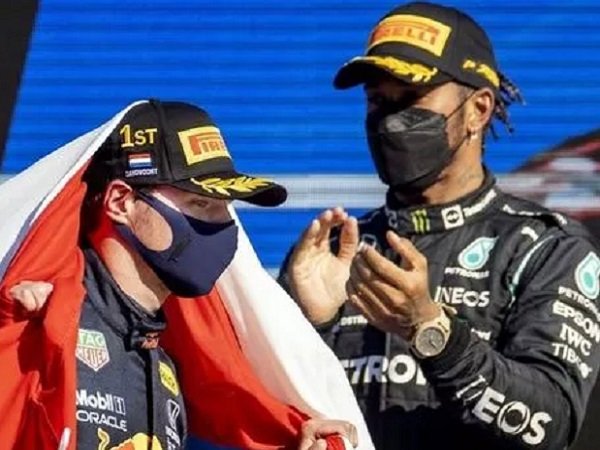 Pebalap Mercedes, Lewis Hamilton bersama Max Verstappen. (Images: Getty)