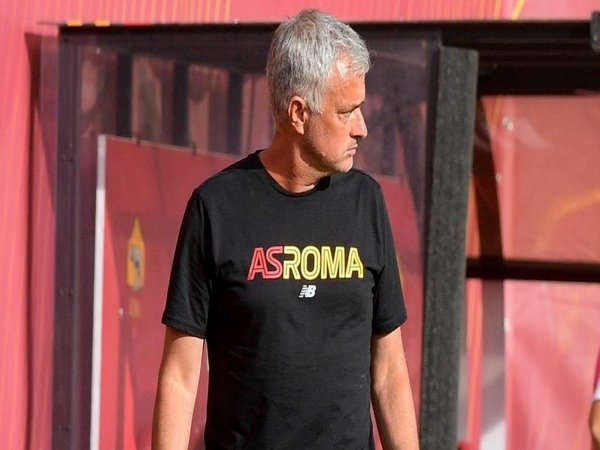 Jose Mourinho membantah tudingan sejumlah media yang menyebut jika ia sedang tak bahagia di AS Roma / via Roma Press