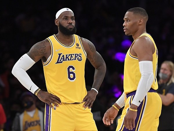 LeBron James tak mau ambil pusing soal start buruk Lakers.