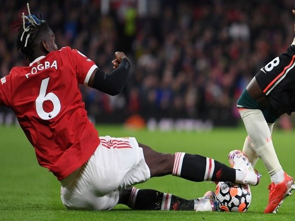 Paul Scholes marah dengan tekel sembrono Paul Pogba kepada Naby Keita di laga MU vs Liverpool tadi malam (24/10) / via Getty Images