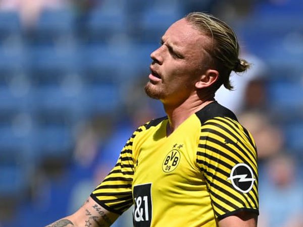 Pemain sayap serba bisa Borussia Dortmund Marius Wolf