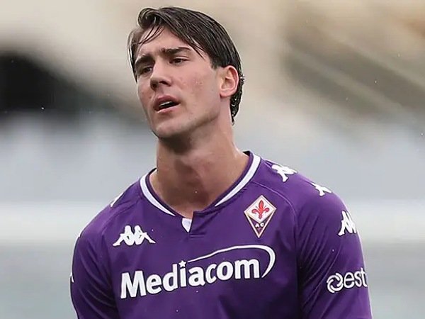 Sang Direktur Joe Barone masih upayakan masa depan Vlahovic di Fiorentina.