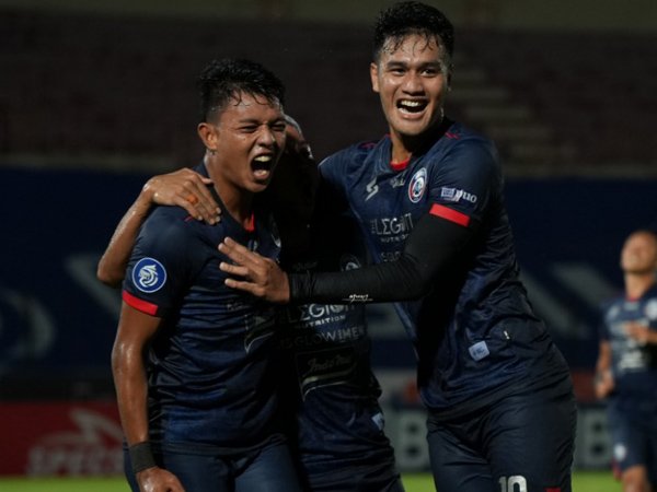 Penyerang Arema FC, Dedik Setiawan merayakan gol perdananya musim ini