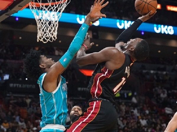 Center Miami Heat, Bam Adebayo saat melawan Charlotte Hornets.