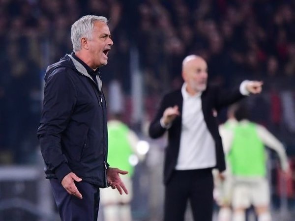 Jose Mourinho nampak kesal saat AS Roma keok 1-2 dari AC Milan di giornata ke-11 Serie A dini hari tadi (1/11) / via AFP
