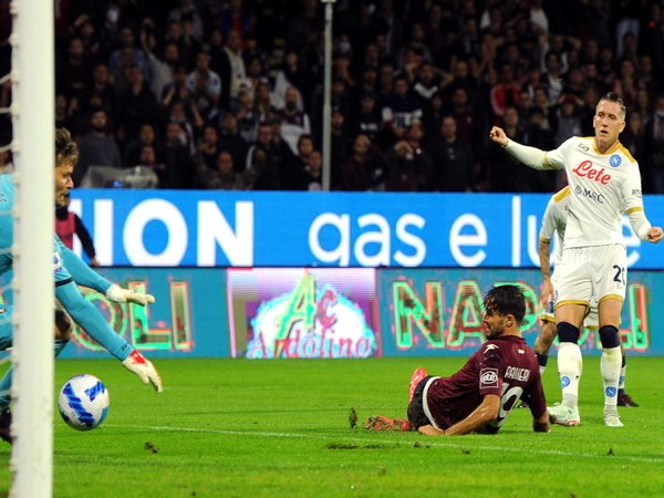 Piotr Zielinski melepaskan tembakan yang akhirnya berbuah menjadi gol dalam kemenangan 1-0 Napoli atas Salernitana (1/11) / via AFP