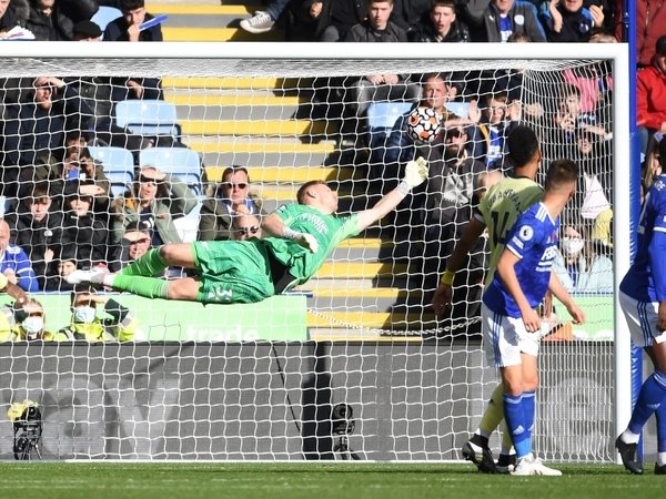 Aaron Ramsdale melakukan penyelamatan akrobatik saat Arsenal menang 2-0 atas Leicester City di pekan ke-10 Premier League (30/10) / via Getty Images