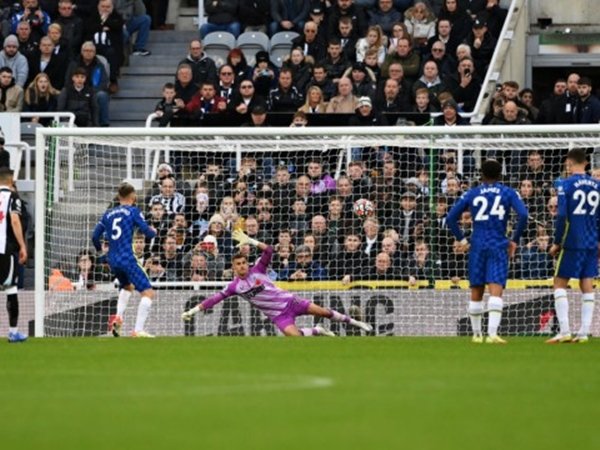 Jorginho cetak gol penalti lawan Newcastle (Sumber: GEtty)