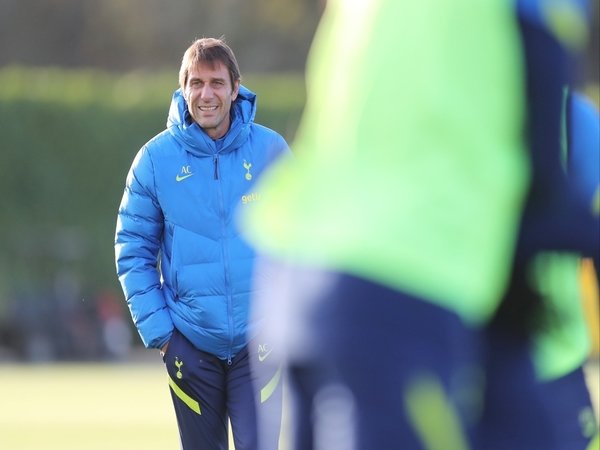 Antonio Conte memulai sesi latihan perdananya sebagai manajer anyar Tottenham Hotspur pada hari Selasa (2/11) kemarin / via Getty Images