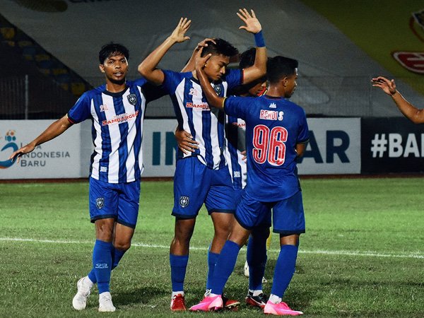 Muhammad Sanjaya menjadi pencetak gol PSPS Riau ke gawang Semen Padang FC