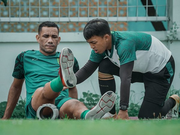 Penyerang Persebaya Surabaya, Jose Wilkson menjalani latihan terpisah dari pemain lain