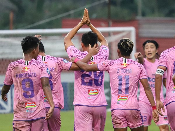 Para pemain Persita Tangerang merayakan gol ke gawang Madura United