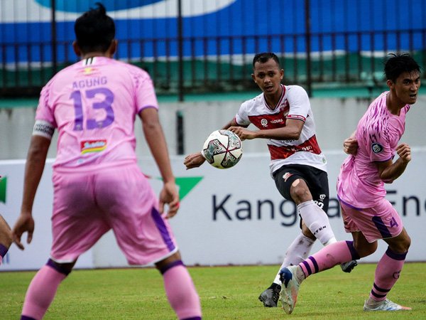 Laga Madura United kontra Persita Tangerang